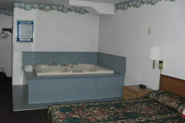 JACUZZI 1 KING BED NON-SMOKING