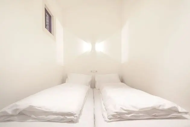 Basic Tek Büyük Yataklı Oda, Ortak Banyo (Invisible Room Downstairs)
