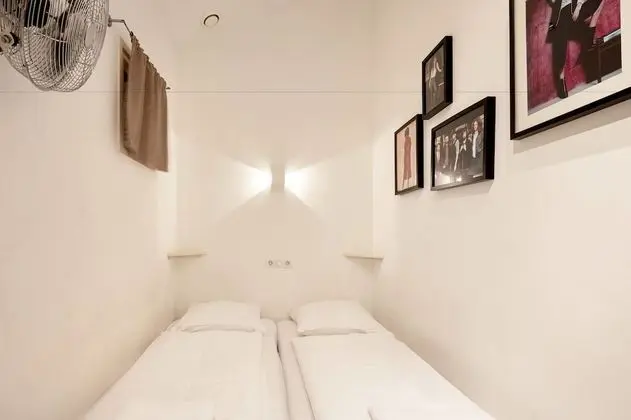 Basic Tek Büyük Yataklı Oda, Ortak Banyo (Invisible Room Downstairs)