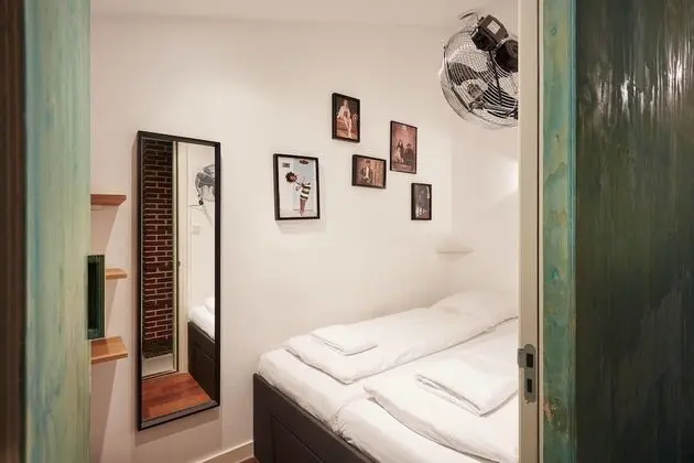 Basic Tek Büyük Yataklı Oda, Ortak Banyo (Invisible Room Downstairs)