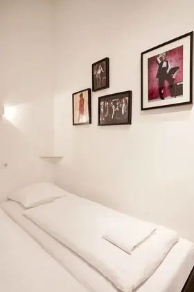 Basic Tek Büyük Yataklı Oda, Ortak Banyo (Invisible Room Downstairs)