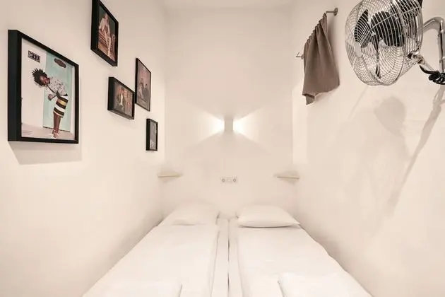 Basic Tek Büyük Yataklı Oda, Ortak Banyo (Invisible Room Downstairs)