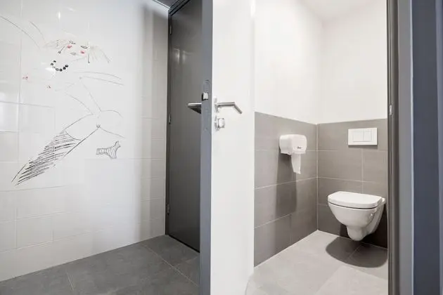 Basic Tek Büyük Yataklı Oda, Ortak Banyo (Invisible Room Downstairs)