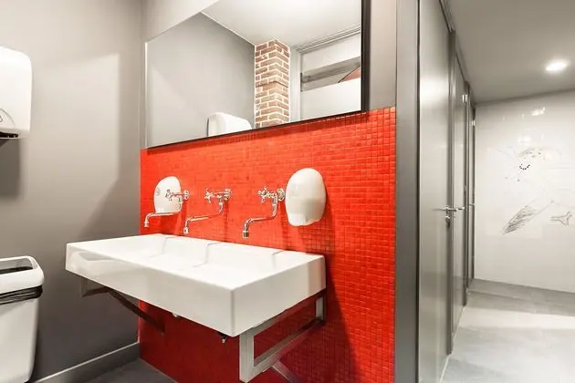 Basic Tek Büyük Yataklı Oda, Ortak Banyo (Tram)