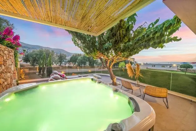 Superior Suite with outdoor Hydrojet and Sea View