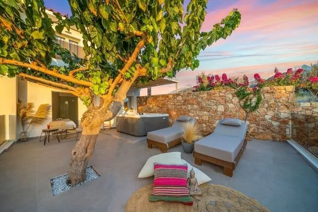 Superior Suite with outdoor Hydrojet and Sea View