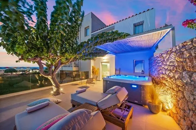 Superior Suite with outdoor Hydrojet and Sea View