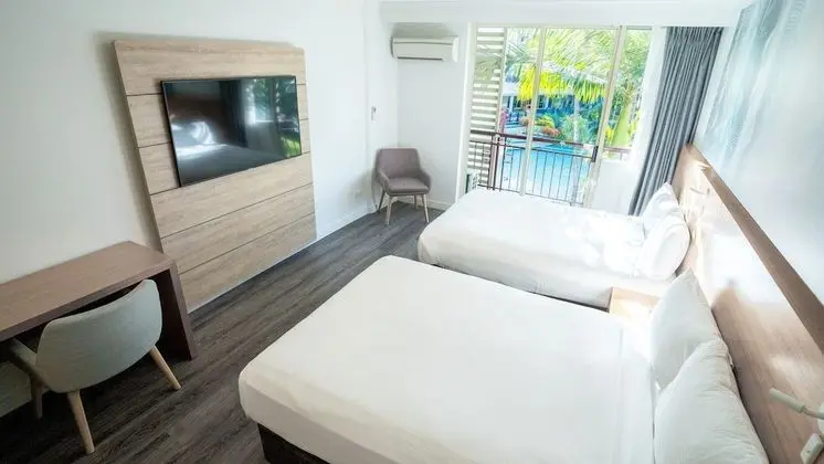 Deluxe Tek Büyük Yataklı Oda, 2 Çift Kişilik Yatak, Havuz Manzaralı