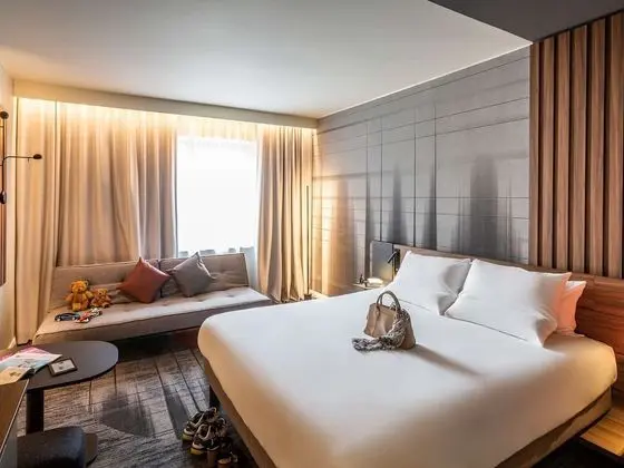 Executive Queen with Single Sofa Bed