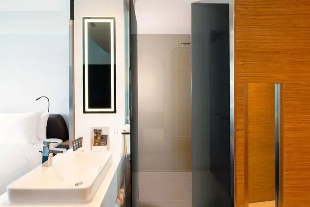 Deluxe Oda, 1 En Büyük (King) Boy Yatak, Business Dinlenme Salonu Kullanımı (Premier)