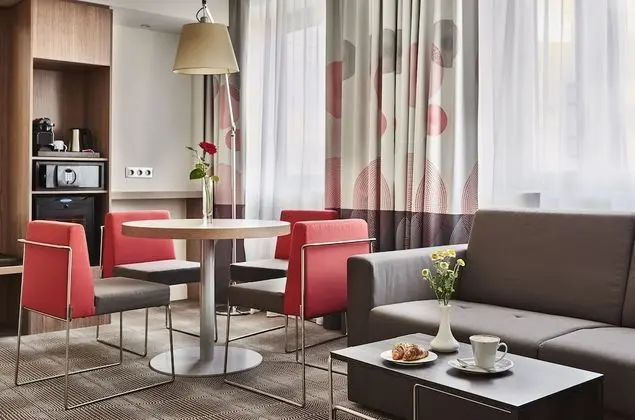 Süit, 1 Çift Kişilik Yatak ve Çekyat