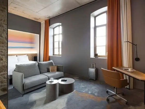 Junior Süit, 1 Büyük (Queen) Boy Yatak ve Çekyat