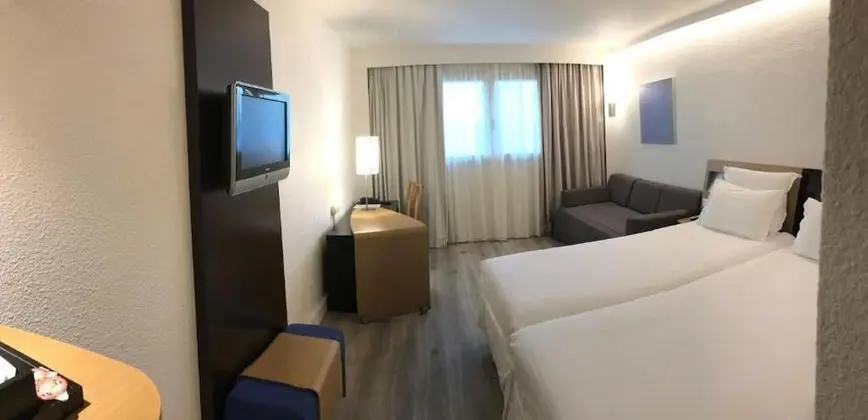 Standard Oda, Birden Çok Yatak, Havuz Manzaralı