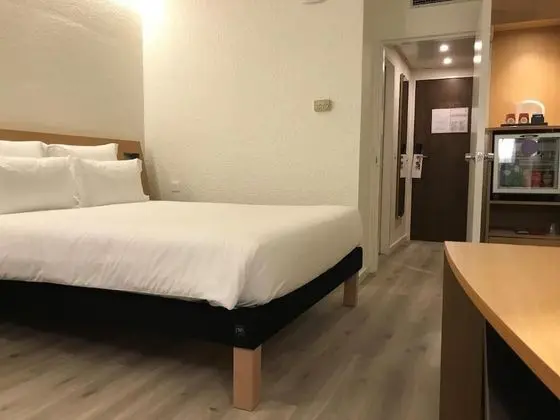 Standard Tek Büyük Yataklı Oda, 1 Çift Kişilik Yatak ve Çekyat, Havuz Manzaralı