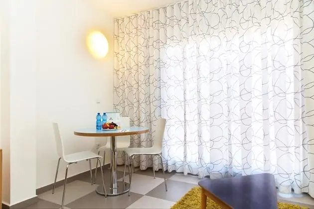 Süit, 1 Yatak Odası, Havuz Manzaralı