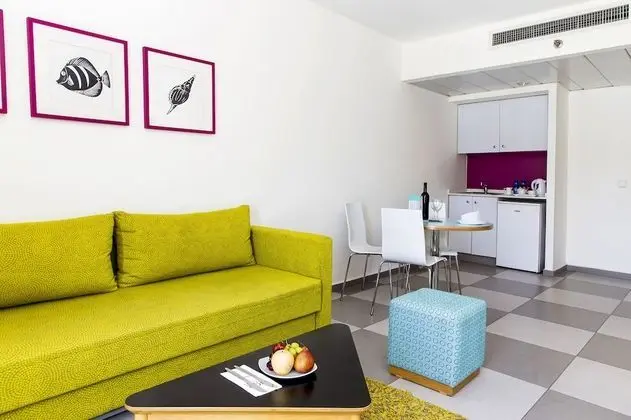 Süit, 1 Yatak Odası, Havuz Manzaralı