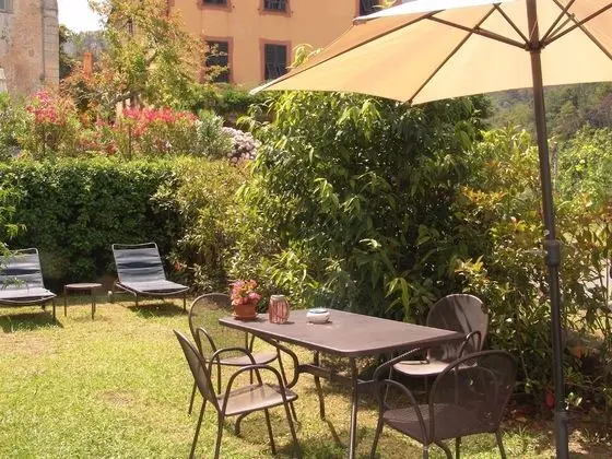 Tek Büyük veya İki Ayrı Yataklı Oda, Bahçe Manzaralı