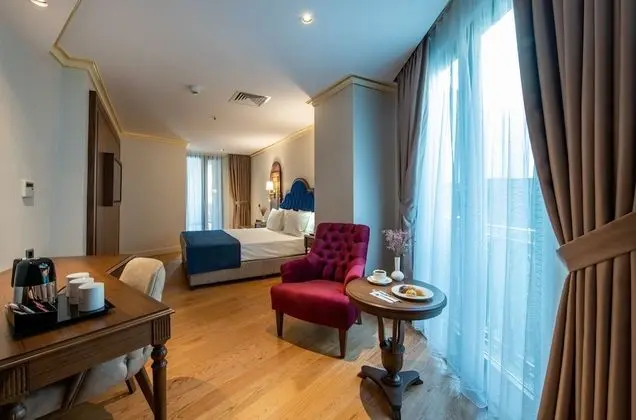 Suit Room with City View