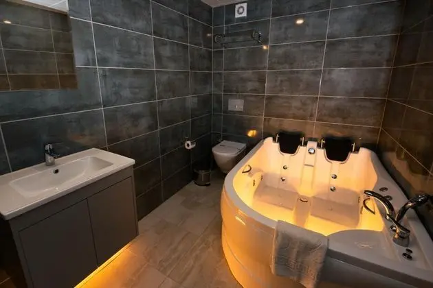 Suite, Kara Manzaralı, Jakuzili