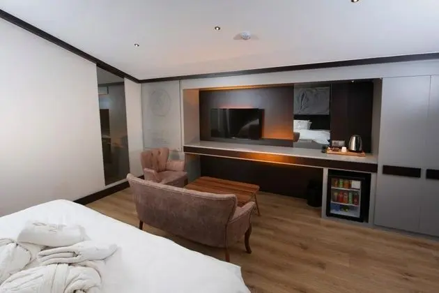 Suite, Kara Manzaralı, Jakuzili