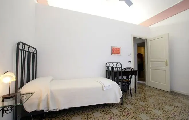 İki Ayrı Yataklı Oda, Ortak Banyo