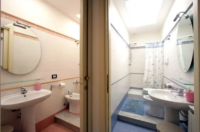 İki Ayrı Yataklı Oda, Ortak Banyo