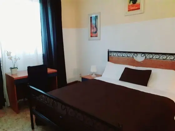 Tek Büyük Yataklı Oda, Ortak Banyo