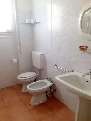 Üç Kişilik Oda, Ortak Banyo