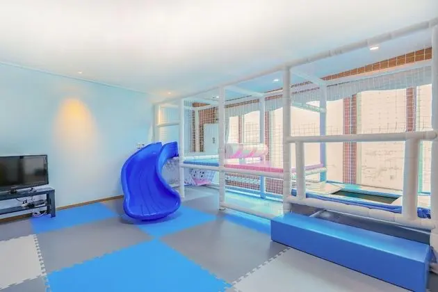 Family Tek Büyük Yataklı Oda (Family Kids Room / Run of House)