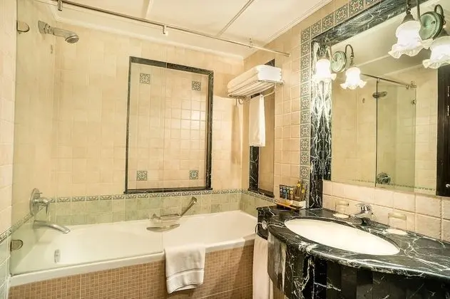 Süit, 1 Büyük (Queen) Boy Yatak ve Çekyat, Balkon, Havuz Manzaralı