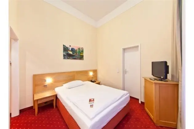Çift ​​kişilik Queen Size Bed