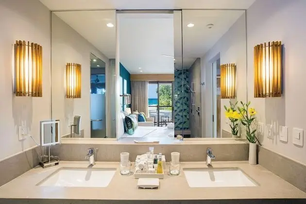 Preferred Club Junior Suite Partial Ocean View King