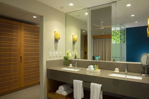 Preferred Club Junior Suite Partial Ocean View King