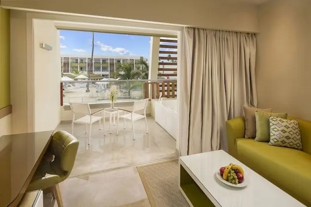 Preferred Club Jr. Suite Pool View King Bed (VIP Concierge incl. & Access to Breathless)