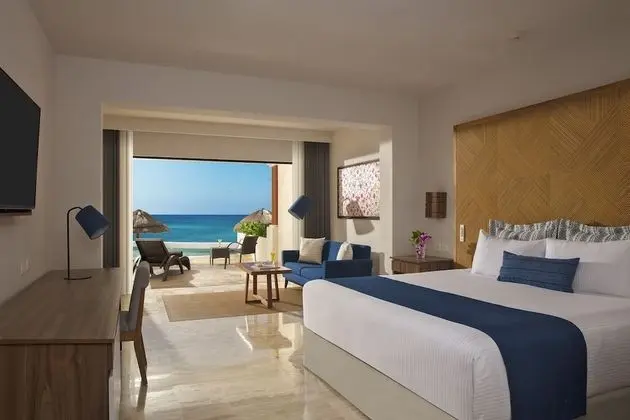 Preferred Club Junior Suite Beach Front Swim Out King