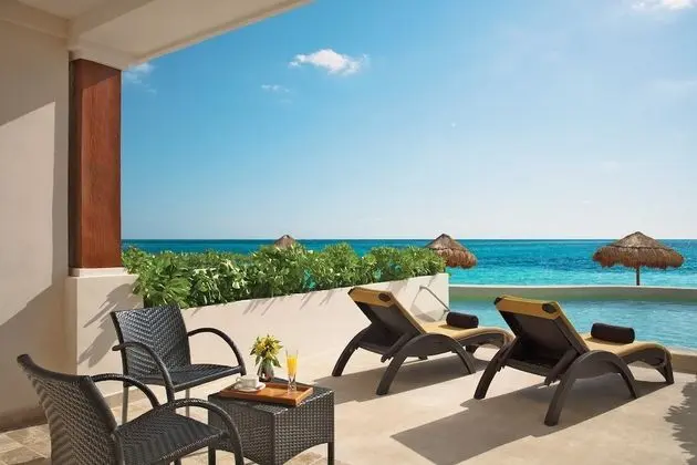 Preferred Club Junior Suite Beach Front Swim Out King