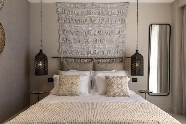 Tek Büyük Yataklı Oda, Balkon, Havuz Manzaralı