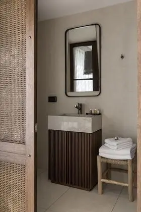 Tek Büyük Yataklı Oda, Balkon, Havuz Manzaralı