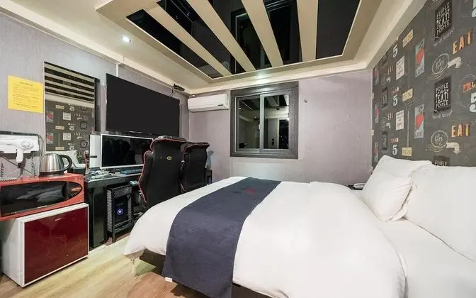 Oda (High-end couple PC room)