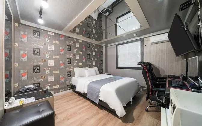 Oda (High-end couple PC room)
