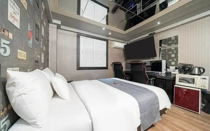Oda (High-end couple PC room)