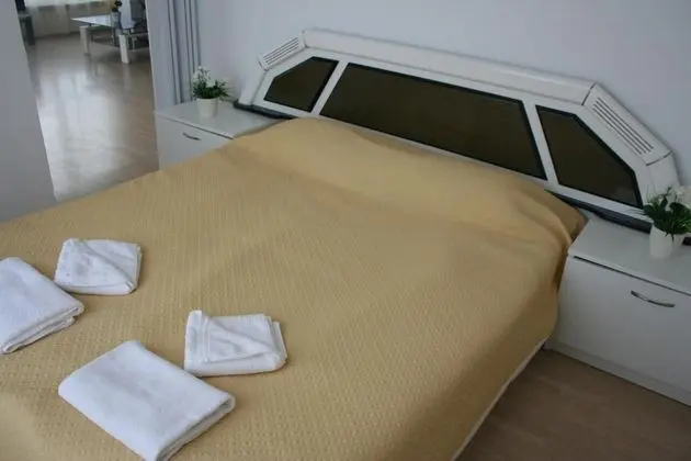 Tek Büyük Yataklı Oda, Balkon, Kısmi Deniz Manzaralı