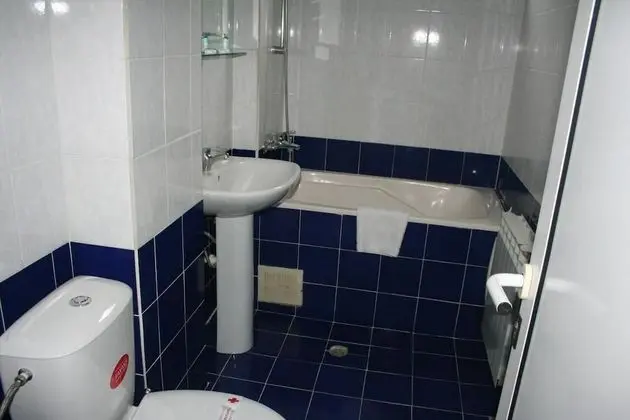 Tek Büyük Yataklı Oda, Balkon, Kısmi Deniz Manzaralı