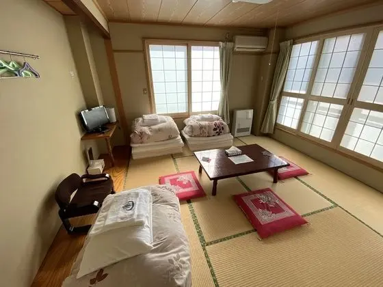 Traditional Üç Kişilik Oda, Ortak Banyo (Japanese Style, Private Toilet)