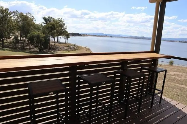Villa, Göl Manzaralı