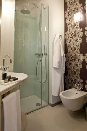 Büyük Yataklı Tek Kişilik Oda