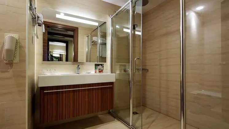 HOLIDAY VILLAGE ROOM