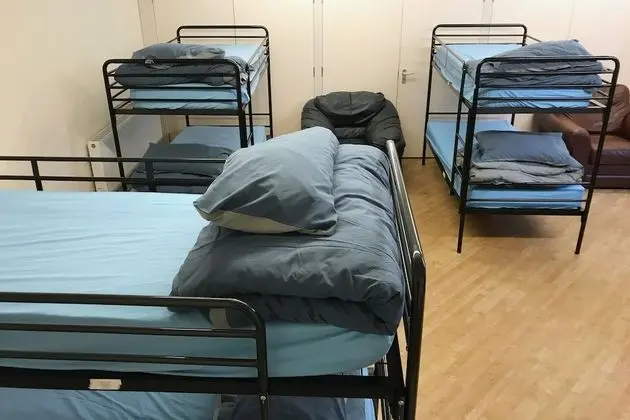 Ortak Ranzalı Oda, Sadece erkekler için, Ortak Banyo
