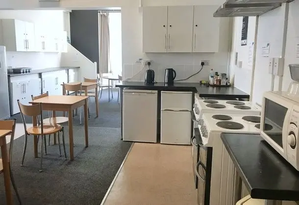 Ortak Ranzalı Oda, Sadece erkekler için, Ortak Banyo