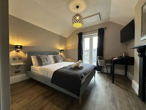 City Tek Büyük Yataklı Oda